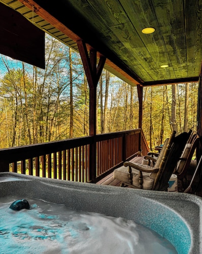 cabin with hot tub in Benezette - Perfect for a cozy getaway