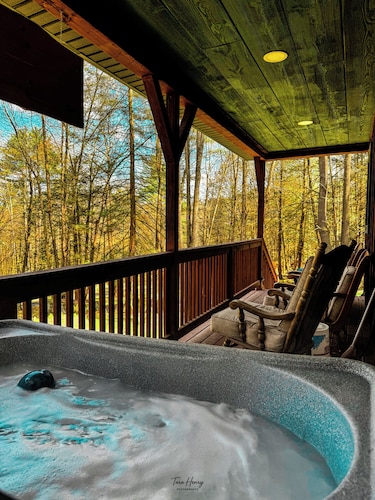 cabin with hot tub in Benezette - Perfect for a cozy getaway