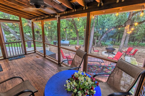 Charming 3-bedroom cottage in New Braunfels near Gruene, near all attractions.