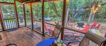Charming 3-bedroom cottage in New Braunfels near Gruene, near all attractions.