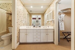 Secadora de cabello, toallas, jabón, papel de baño 