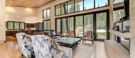 Télévision, cheminée