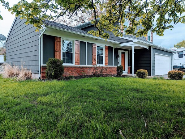 Exterior - Charming 3-bedroom house in Henrietta with AC/Fenced Yard - Near RIT (Henrietta)