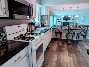 Mikrovågsugn, ugn, spishäll och diskmaskin