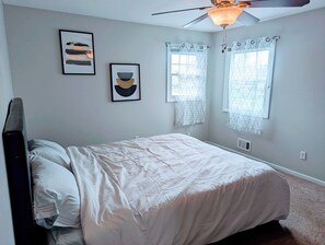 3 bedrooms, WiFi, bed sheets - Charming 3-bedroom house in Henrietta with AC/Fenced Yard - Near RIT (Henrietta)