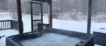 Cozy lodge with Hot Tub in PA Wilds - Weedville