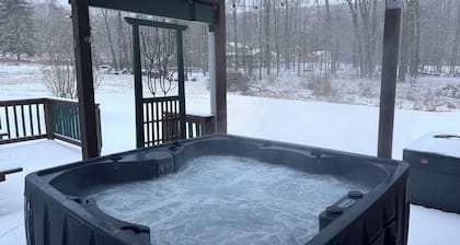 Cozy lodge with Hot Tub in PA Wilds - Weedville