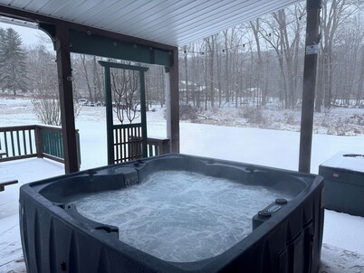 Cozy lodge with Hot Tub in PA Wilds - Weedville