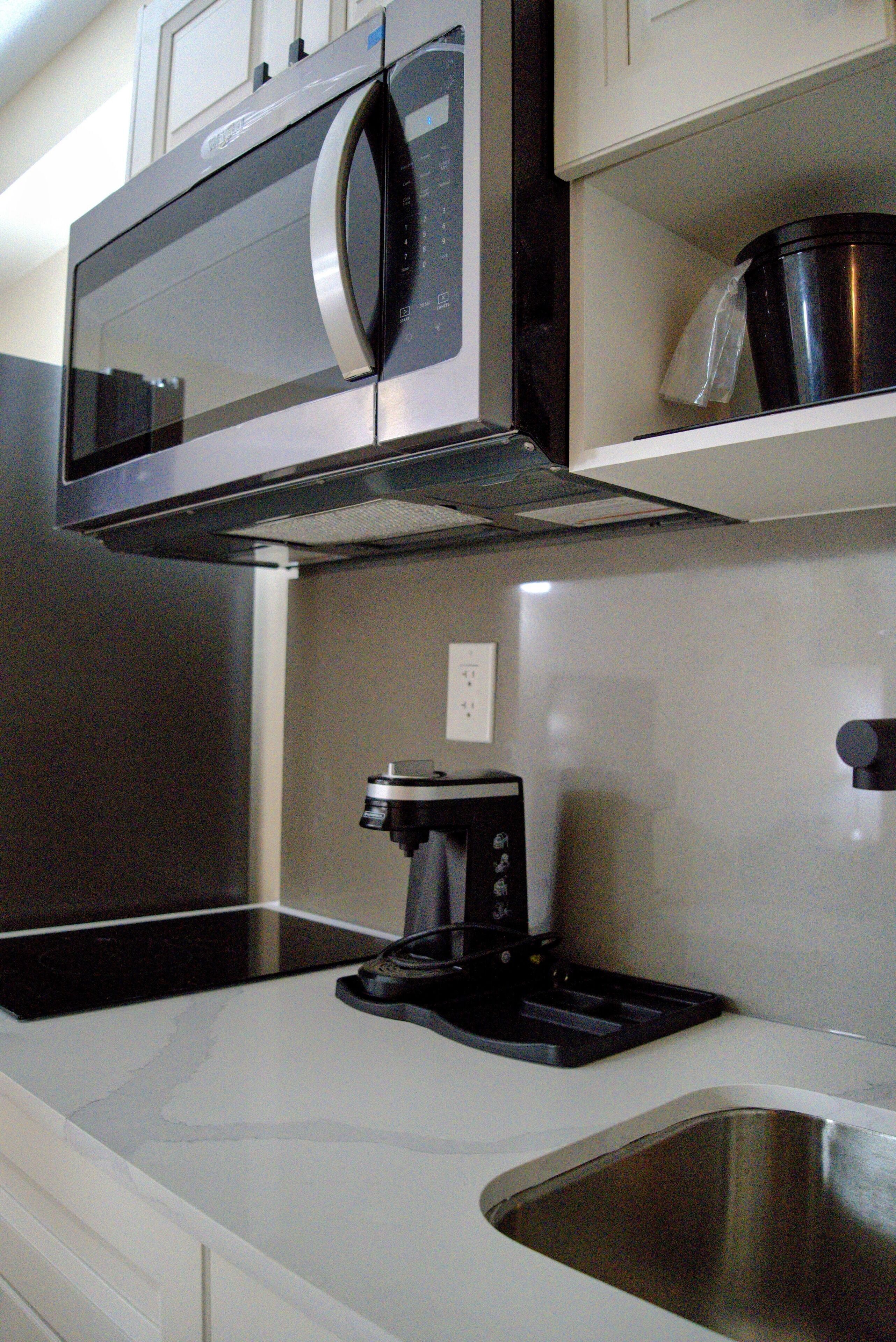 Réfrigérateur, micro-ondes, plaque de cuisson, cafetière/bouilloire