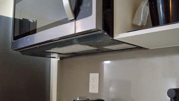 Réfrigérateur, micro-ondes, plaque de cuisson, cafetiÚre/bouilloire