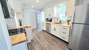 Microondas, horno, parrilla de estufa y lavavajillas 