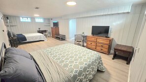 5 bedrooms, iron/ironing board, internet, bed sheets