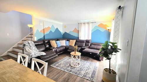 Delightful 5-bedroom house with 6 Queen Beds in Warrensville Heights