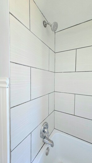 Haartrockner, Handtücher, Seife, Toilettenpapier