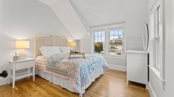 Silitysrauta/-lauta, vauvan matkasänky, ilmainen Wi-Fi, vuodevaatteet