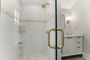 Shower, towels - Charming Scituate Stay - Sleeps 4 - Ocean Views! (Scituate)