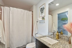 Hair dryer, towels, soap, toilet paper - NEW-KING Bed Loft Apartment / Downtown/ Free Garage Parking/ GYM (Salt Lake City)