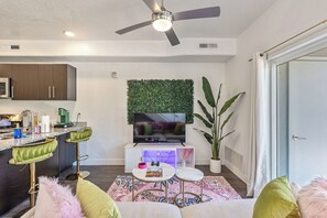 Living area - NEW-KING Bed Loft Apartment / Downtown/ Free Garage Parking/ GYM (Salt Lake City)