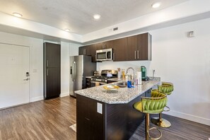 Private kitchen - NEW-KING Bed Loft Apartment / Downtown/ Free Garage Parking/ GYM (Salt Lake City)