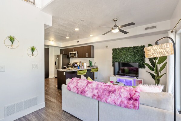 Living area - NEW-KING Bed Loft Apartment / Downtown/ Free Garage Parking/ GYM (Salt Lake City)