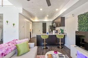 Living area - NEW-KING Bed Loft Apartment / Downtown/ Free Garage Parking/ GYM (Salt Lake City)