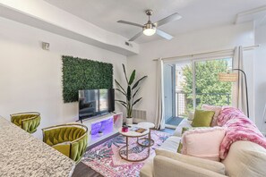 Living area - NEW-KING Bed Loft Apartment / Downtown/ Free Garage Parking/ GYM (Salt Lake City)