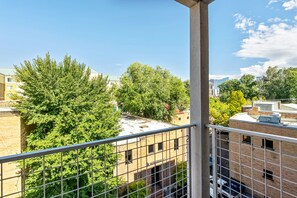 Property grounds - NEW-KING Bed Loft Apartment / Downtown/ Free Garage Parking/ GYM (Salt Lake City)