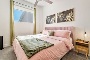 1 bedroom, iron/ironing board, WiFi, bed sheets - NEW-KING Bed Loft Apartment / Downtown/ Free Garage Parking/ GYM (Salt Lake City)