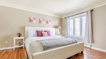 6 habitaciones, escritorio y tabla de planchar con plancha