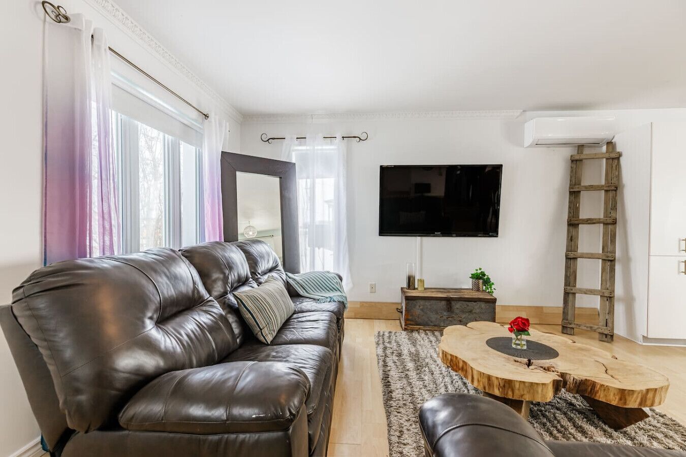 Smart TV, chimenea, videojuegos, futbolito