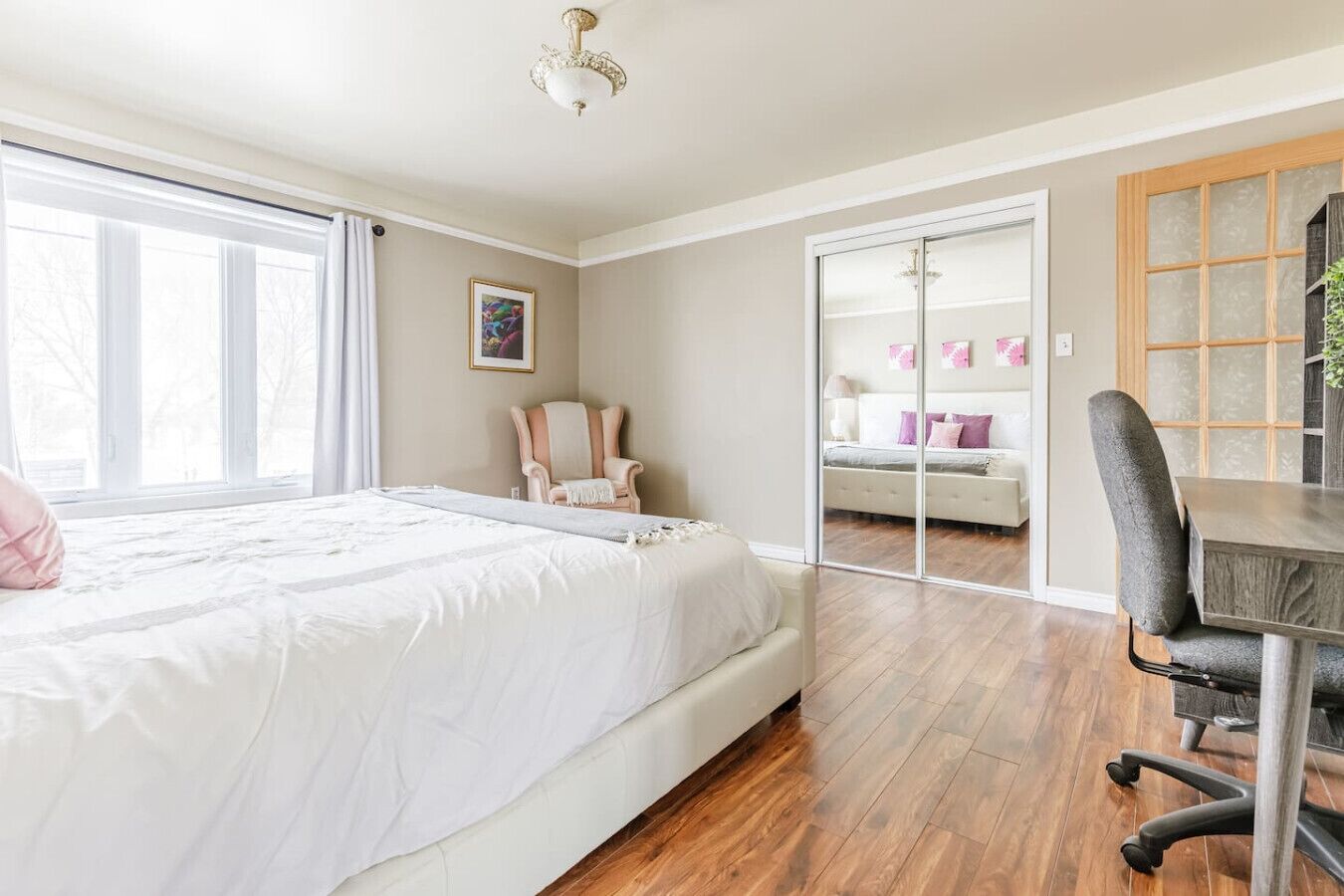 6 Schlafzimmer, Schreibtisch, Bügeleisen/Bügelbrett, Reisekinderbett