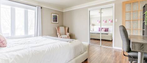 6 slaapkamers, een bureau, een strijkplank/strijkijzer, reisbedje