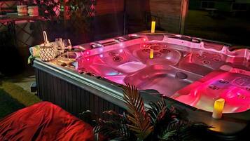 Bañera de hidromasaje al aire libre