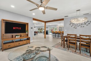 Dining - The Aqua House | Heated Pool + On The Golf Course (Sarasota)