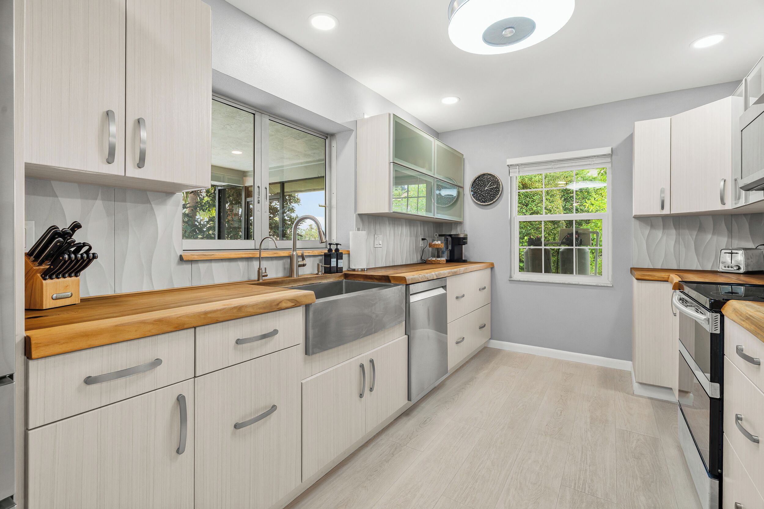 冷蔵庫、電子レンジ、オーブン、コンロ