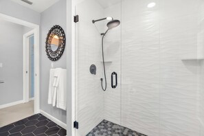Shower, hair dryer, towels - The Aqua House | Heated Pool + On The Golf Course (Sarasota)