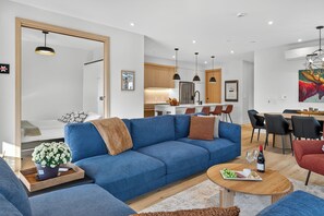 Living area - Ostrya Solis 402 - Near Prime Ski-In/Out Location (Mont-Tremblant)