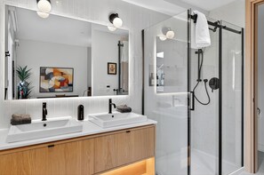 Shower, hair dryer, towels, soap - Ostrya Solis 402 - Near Prime Ski-In/Out Location (Mont-Tremblant)
