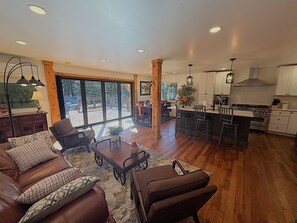 تلفزيون ذكي، مدفأة، مشغل دي في دي، كُتُب