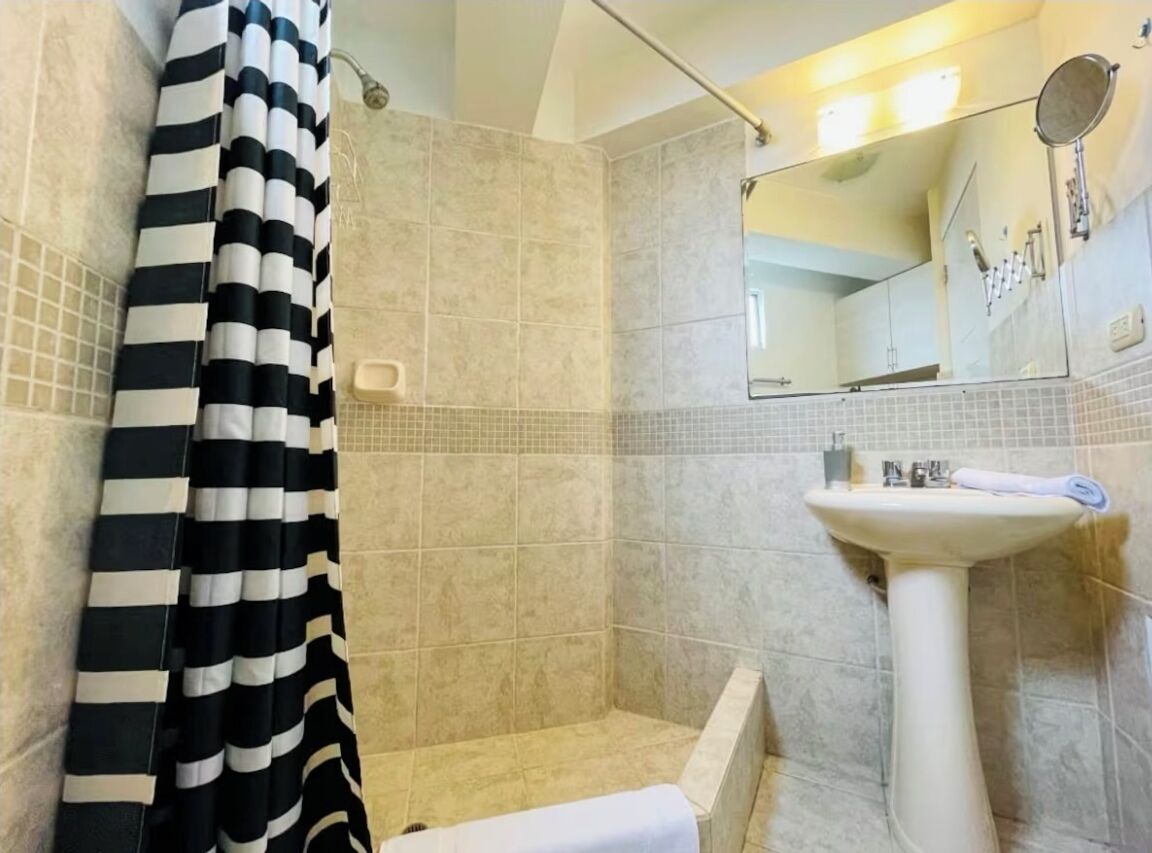 Douche, sèche-cheveux, serviettes fournies, savon