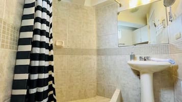 Douche, sĂšche-cheveux, serviettes fournies, savon