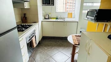 Frigorífico, microondas, horno y lavavajillas