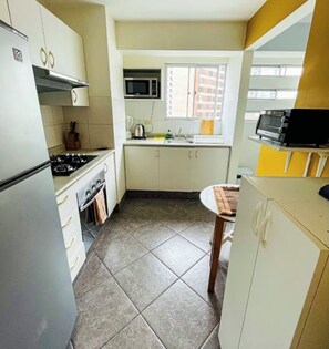 Frigorífico, microondas, horno y lavavajillas