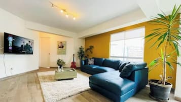 Una Smart TV, libros