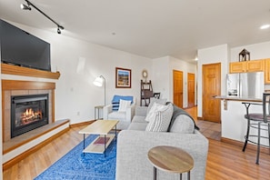 Smart TV, chimenea y libros