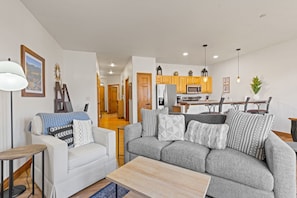 Smart TV, chimenea y libros