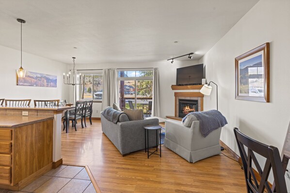 Smart TV, chimenea y libros