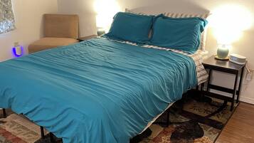 1 habitación, tabla de planchar con plancha y cuna de viaje