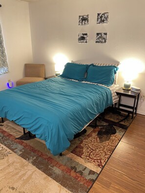 1 habitación, tabla de planchar con plancha y cuna de viaje 