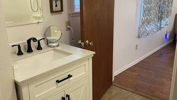 Haartrockner, Handtücher, Seife, Shampoo